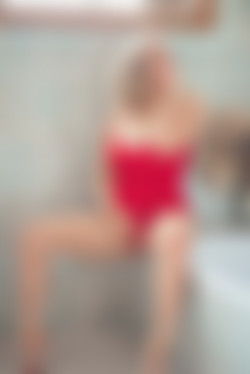 avalonhopeofficial/pics/20190804-9271115-little_red_dress.jpg