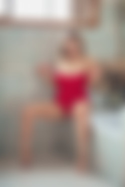 avalonhopeofficial/pics/20190804-9271116-little_red_dress.jpg