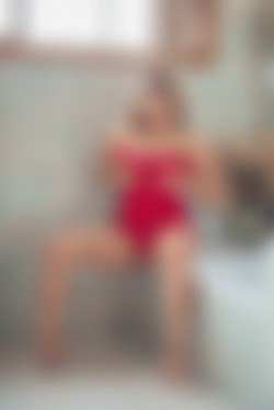 avalonhopeofficial/pics/20190804-9271118-little_red_dress.jpg