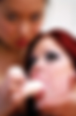 TigerrJuggs.com/Galleries/Kissing Girls/pic091121_036.jpg