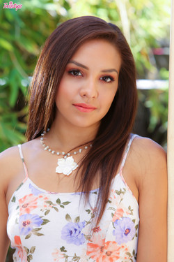 [Twistys]-2015/Twistys 2015-10/[twistys.com] - 2015.10.06 - Dani Maze in I Dream of Flowers (x100)/danimazens070715-set01_009.jpg